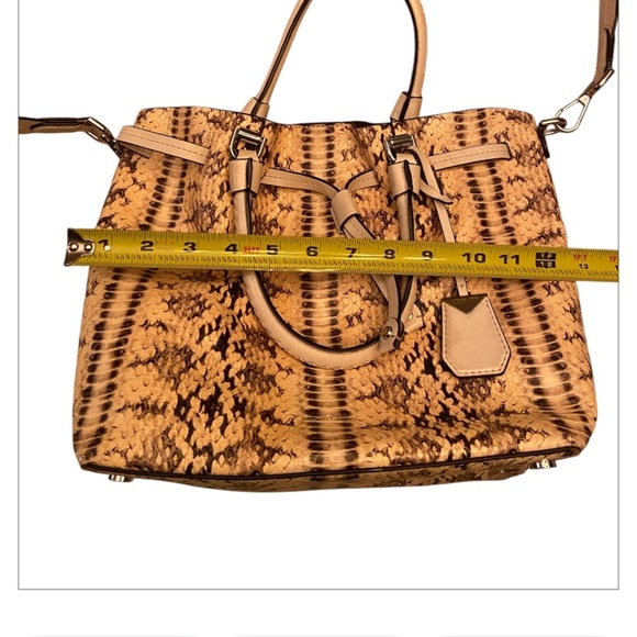 Michael Kors Blakely Bucket Bag - Picture 5 of 10